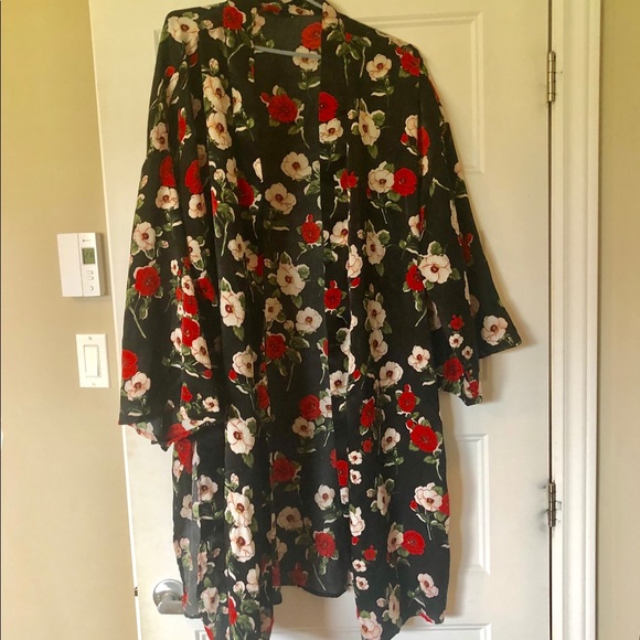 Sweaters - Plus size Floral Kimono black and red